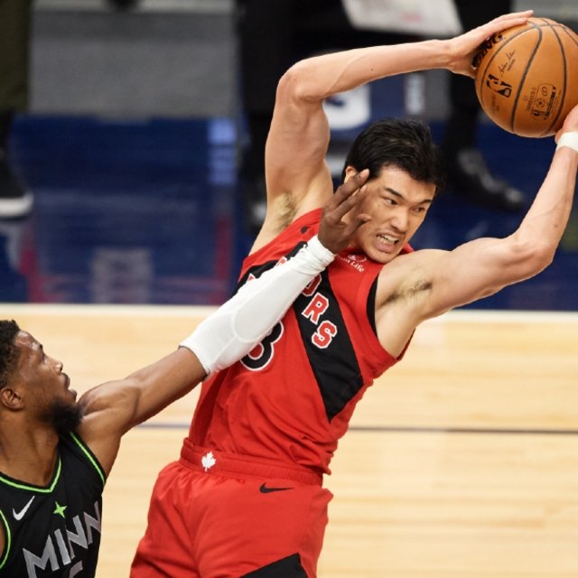 「今季最高のダンク」の写真が証明する渡邊雄太の“恐れないメンタリティ” NBAラプターズでのリアルな現在地