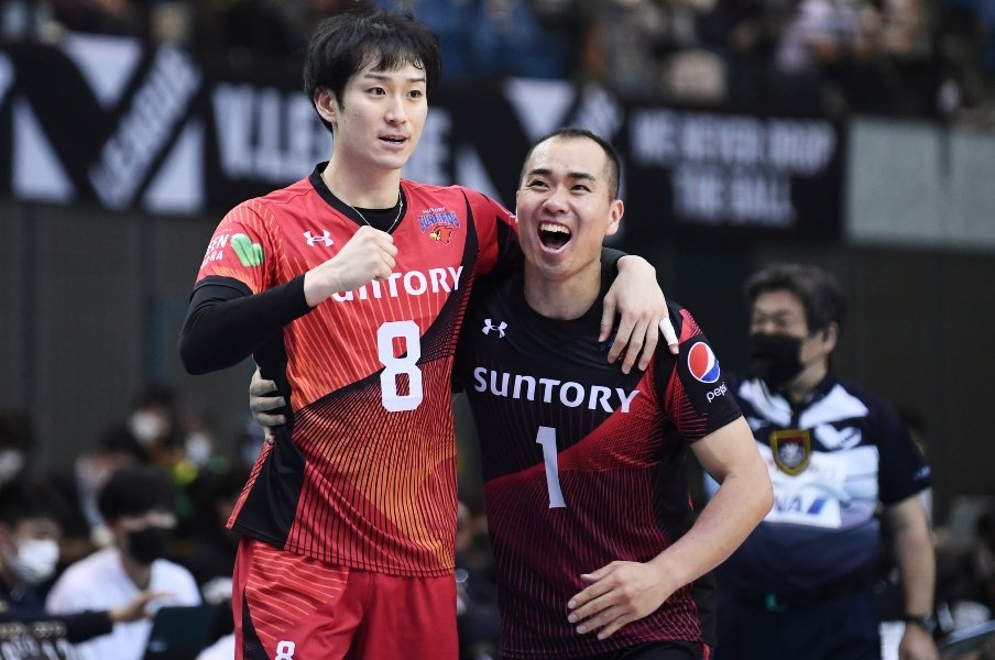 30歳Vリーガーが“離島の教師”に転身…エリート街道を歩んできた“守護神”がバレー部員10人と目指す春高「一回、連れてってあげたい」<Number Web> photograph by Itaru Chiba