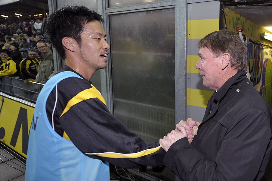 本田、麻也獲得に尽力したVVV会長。勇退決断で藤田俊哉が聞いた秘話。<Number Web> photograph by AFLO