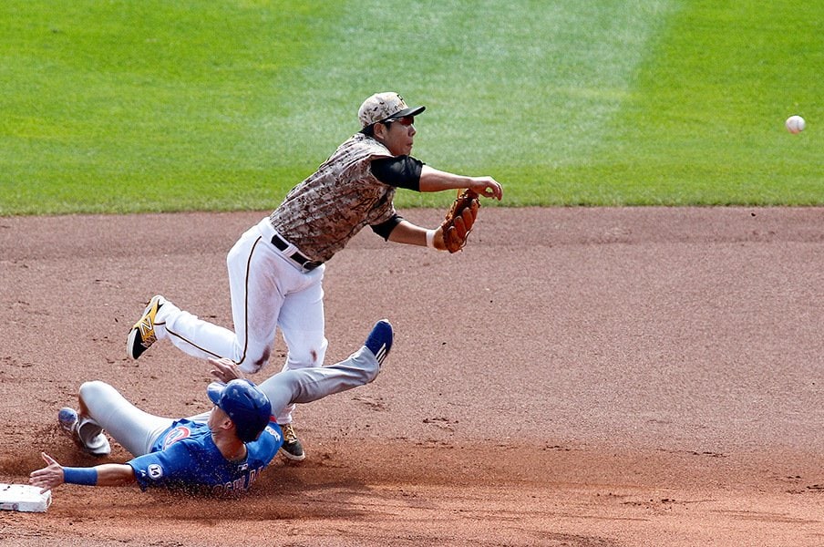 危険な走塁と容認プレー。~MLBでまたもアジア選手が犠牲に~<Number Web> photograph by Getty Images