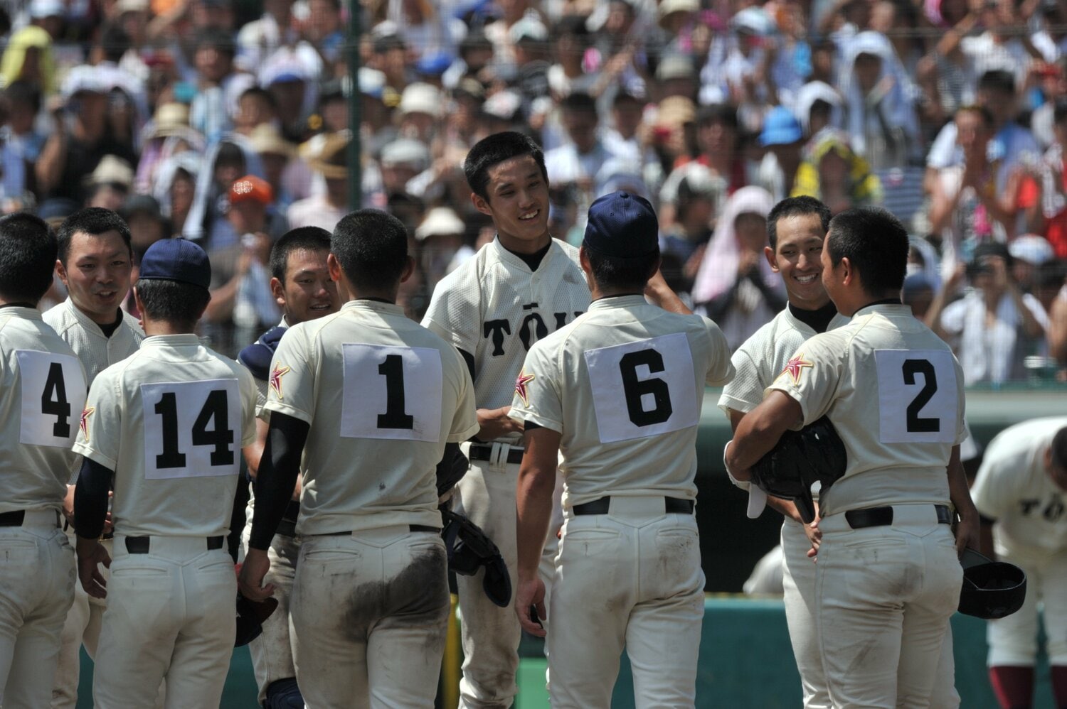 藤浪（右から４人目）と森友哉（同６人目）のバッテリーで春夏連覇した大阪桐蔭　©︎Hideki Sugiyama