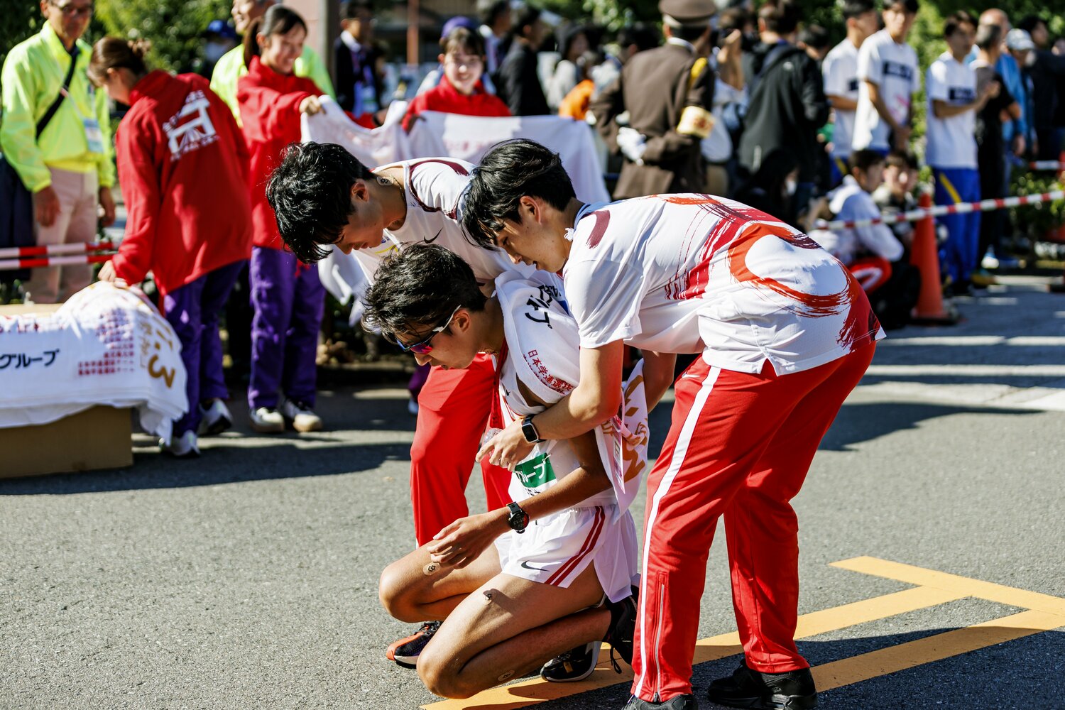 全日本大学駅伝8区、中大アンカーの阿部陽樹（4年）。12位でシード権を逃し、ゴール直後に座り込むシーンも　©Kiichi Matsumoto