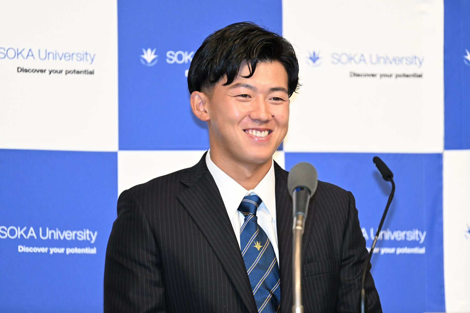 交渉権が阪神に渡り、笑顔をのぞかせた創価大・立石正広　©︎Keiji Ishikawa