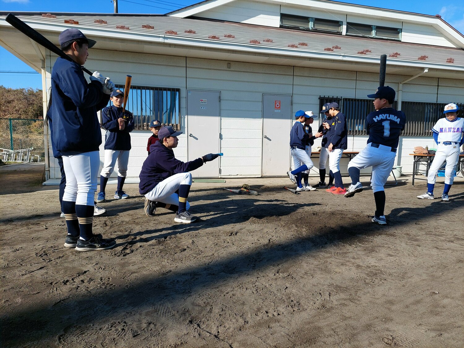 小学生に指導する仙台一高野球部員たち　©NumberWeb