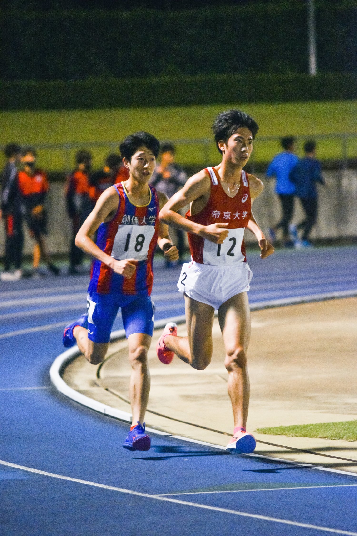 昨年10月の多摩川5大学対校長距離競技会での鈴木（左）　©Satoshi Wada