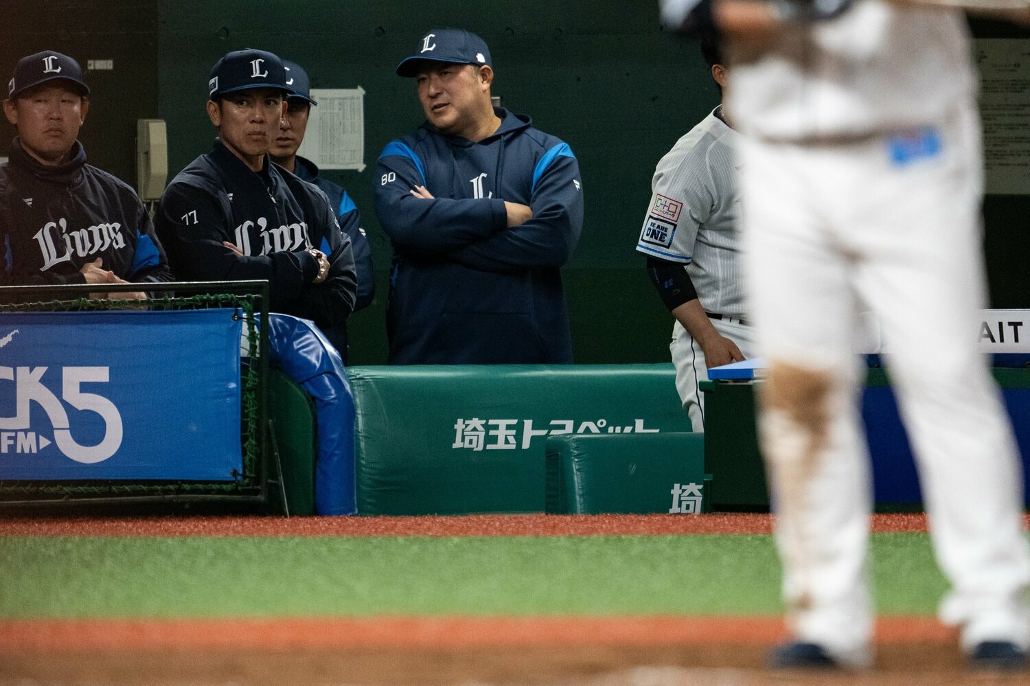 嶋コーチ。現役時代は赤ゴジラの異名をとった　©Nanae Suzuki