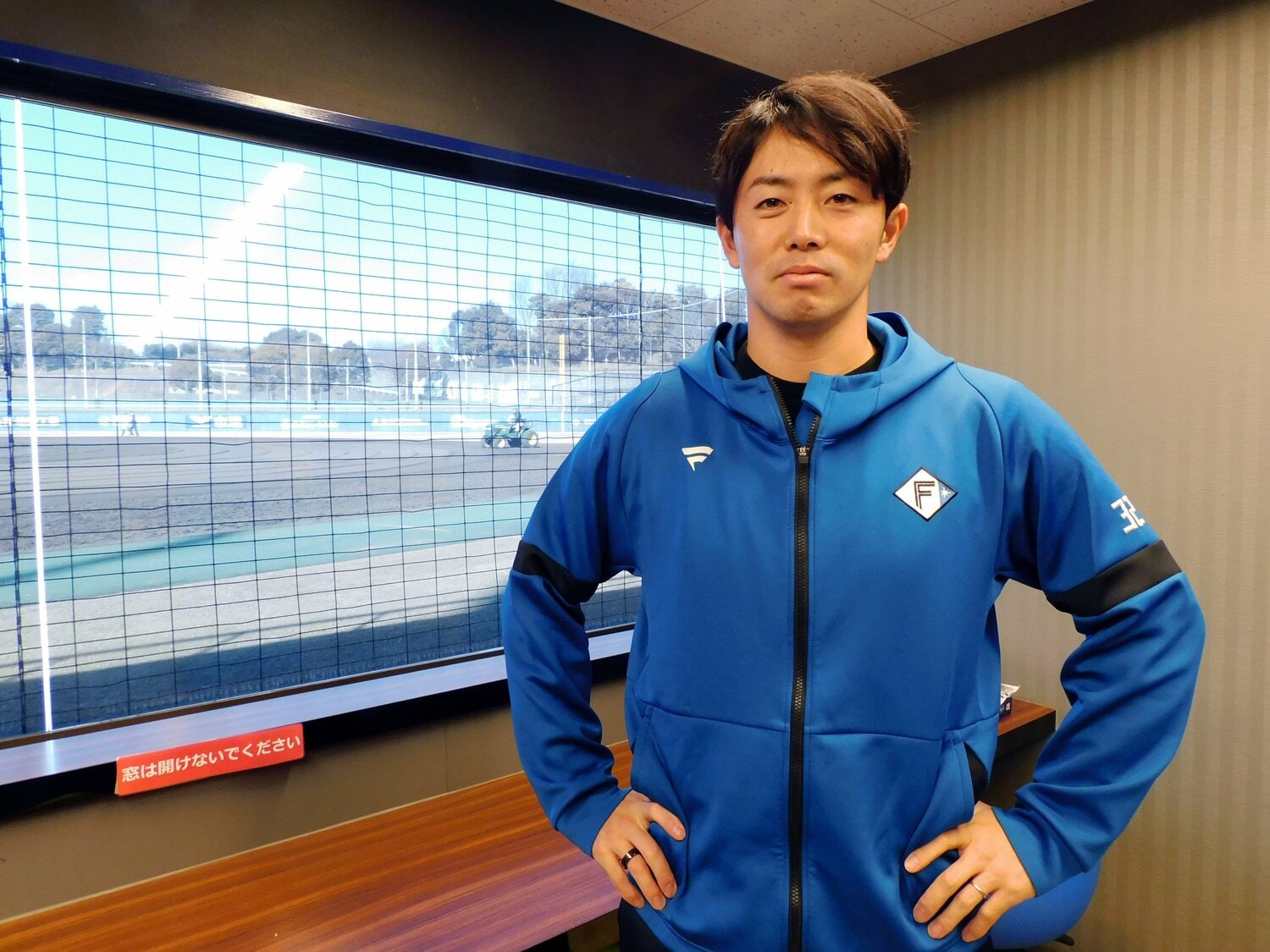 鎌ヶ谷球場で取材に応じた谷内亮太・内野守備走塁コーチ。まだ「コーチ」と呼ばれるのは慣れない、と照れ笑いを浮かべた