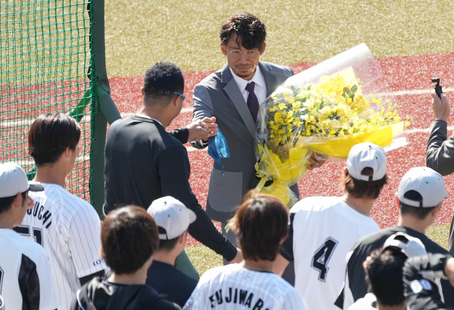チームメイトに挨拶する鳥谷敬　©︎Sankei Shimbun