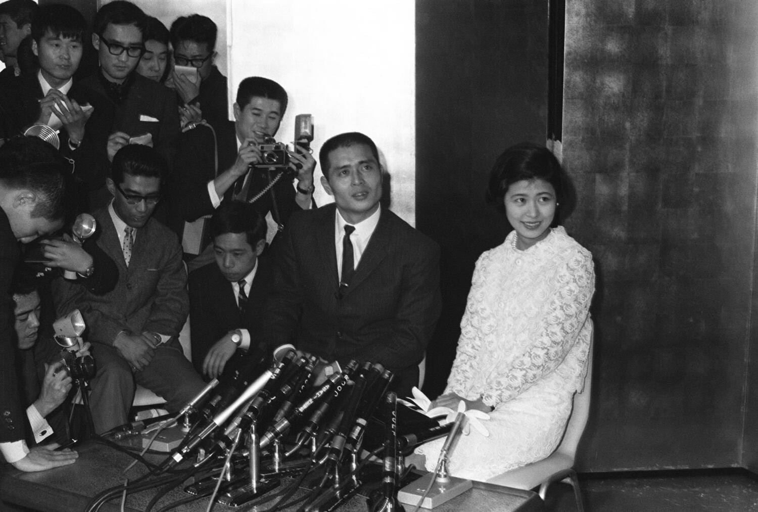 1966年1月6日、婚約発表会見での巨人・王貞治と恭子さん。大勢のカメラマンに囲まれる（東京・千代田区のホテルニューオータニ）　©JIJI PRESS