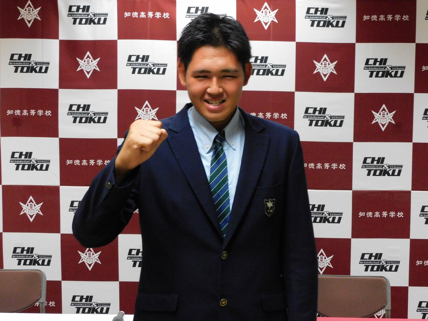 指名を受けて笑顔の小船　©Jun Aida