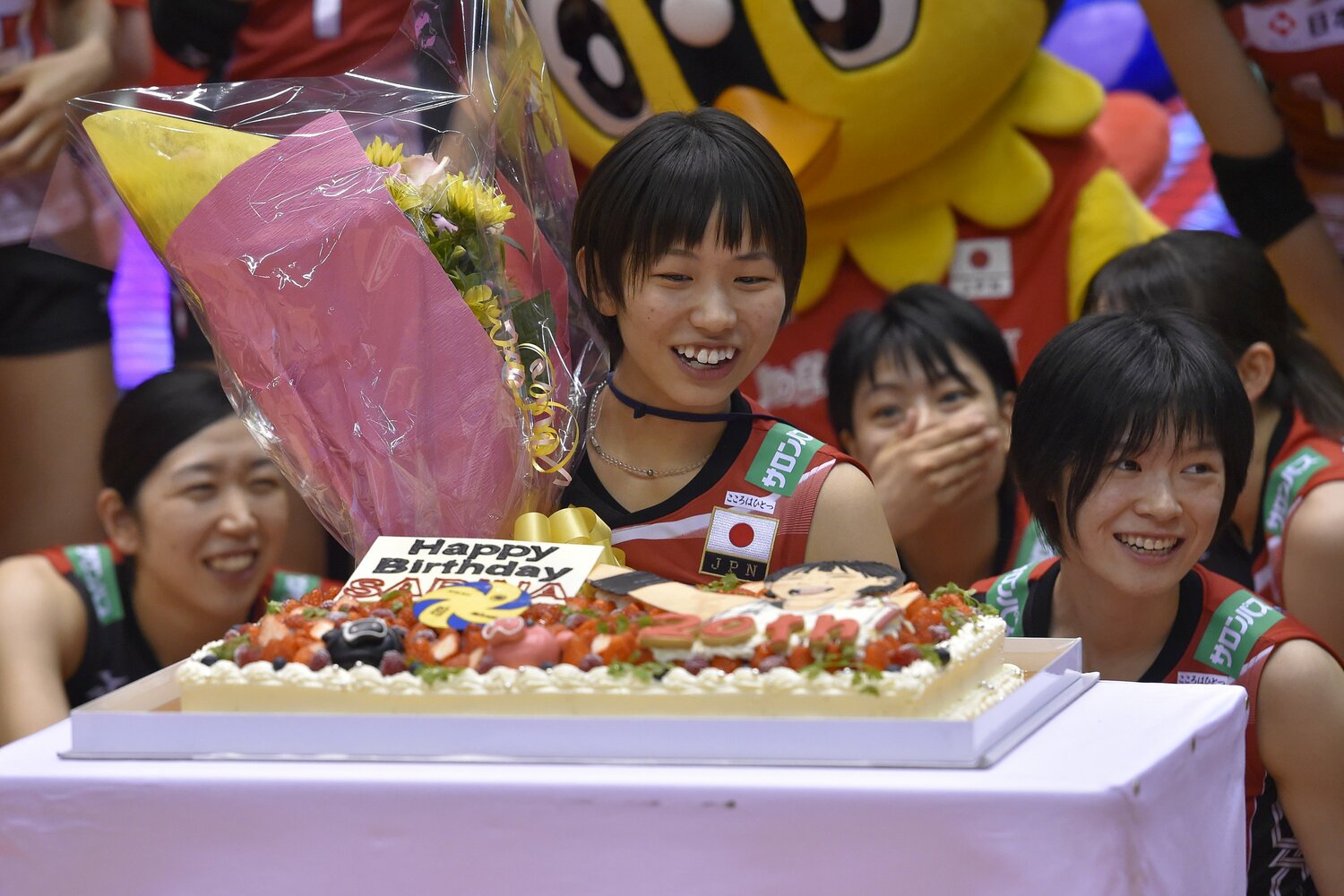 リオ五輪出場を決めたイタリア戦後、チーム最年少・古賀紗理那の20歳の誕生日をコートで祝った（2016年5月21日）　©︎ Koki Nagahama/Getty Image