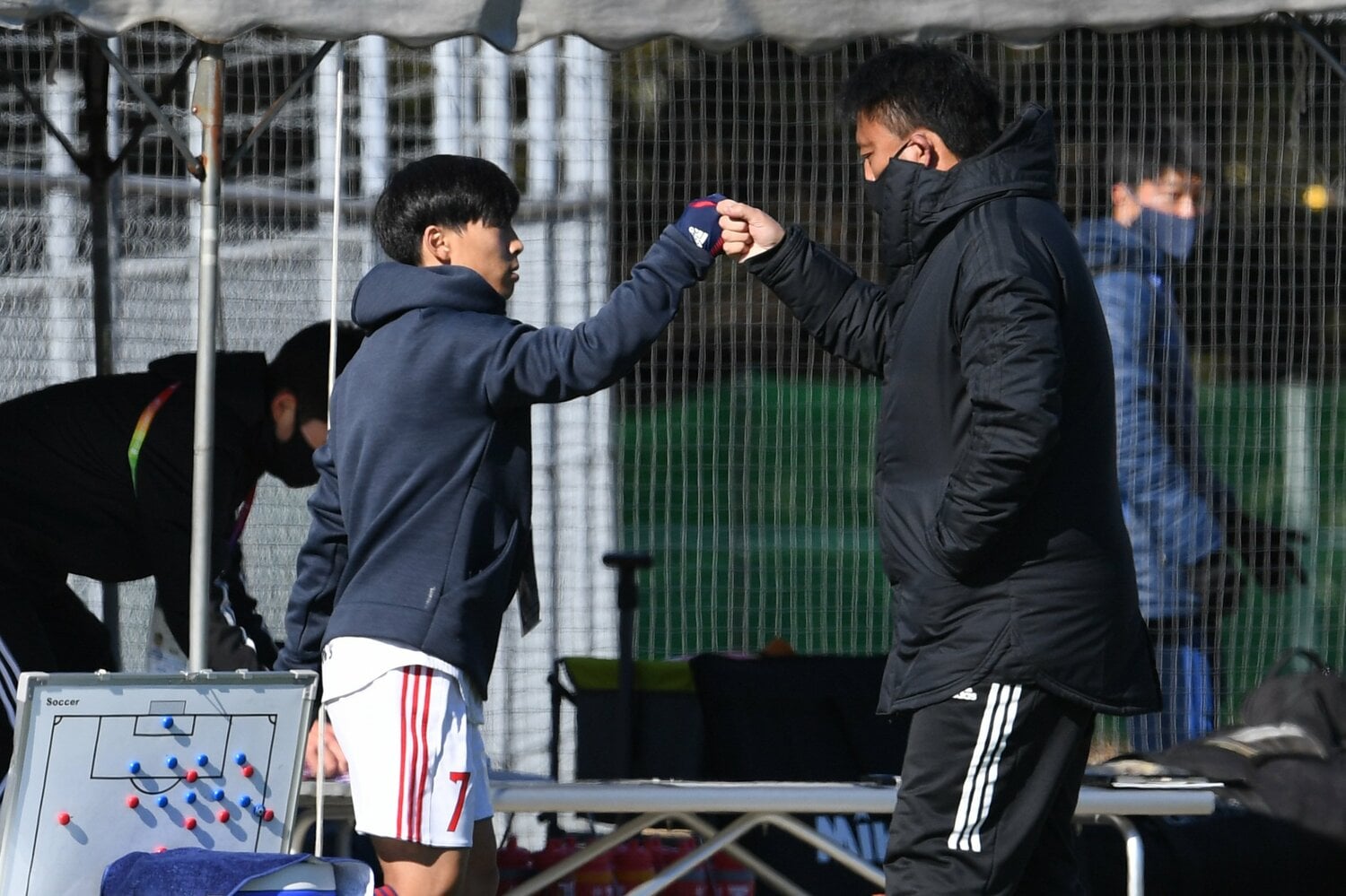 今季から鳥栖でプレーする菊地泰智とグータッチ。曺が指導した学生の１人である　©Getty Images