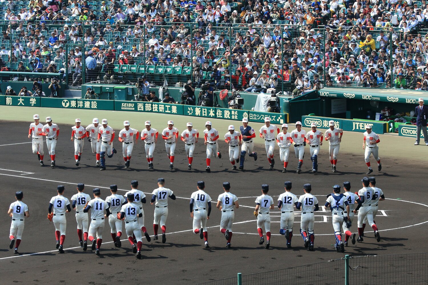 2018年センバツ決勝での智弁和歌山と大阪桐蔭　©AFLO