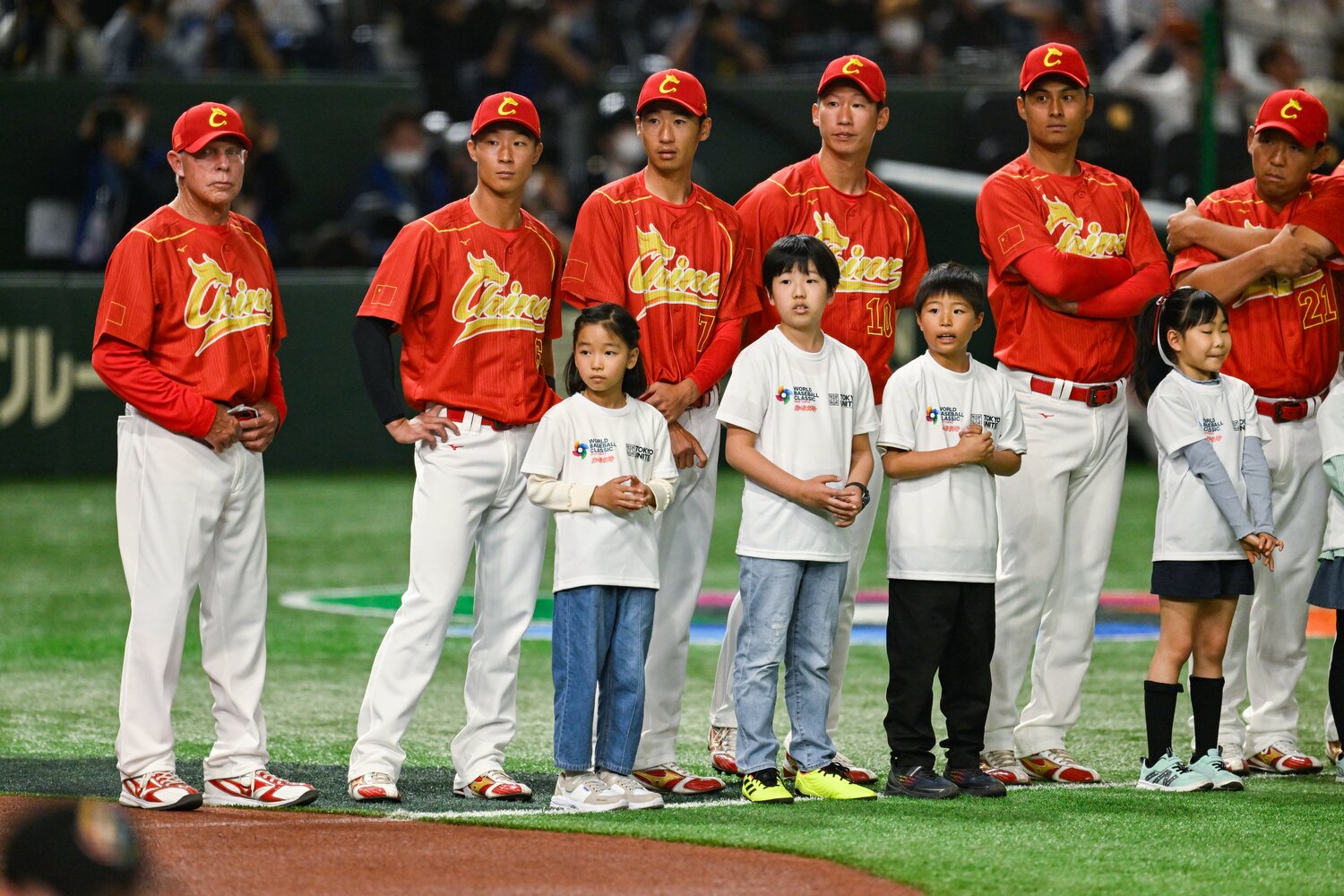 大興奮だったという選手入場（右から3人目が真砂）　©︎Nanae Suzuki