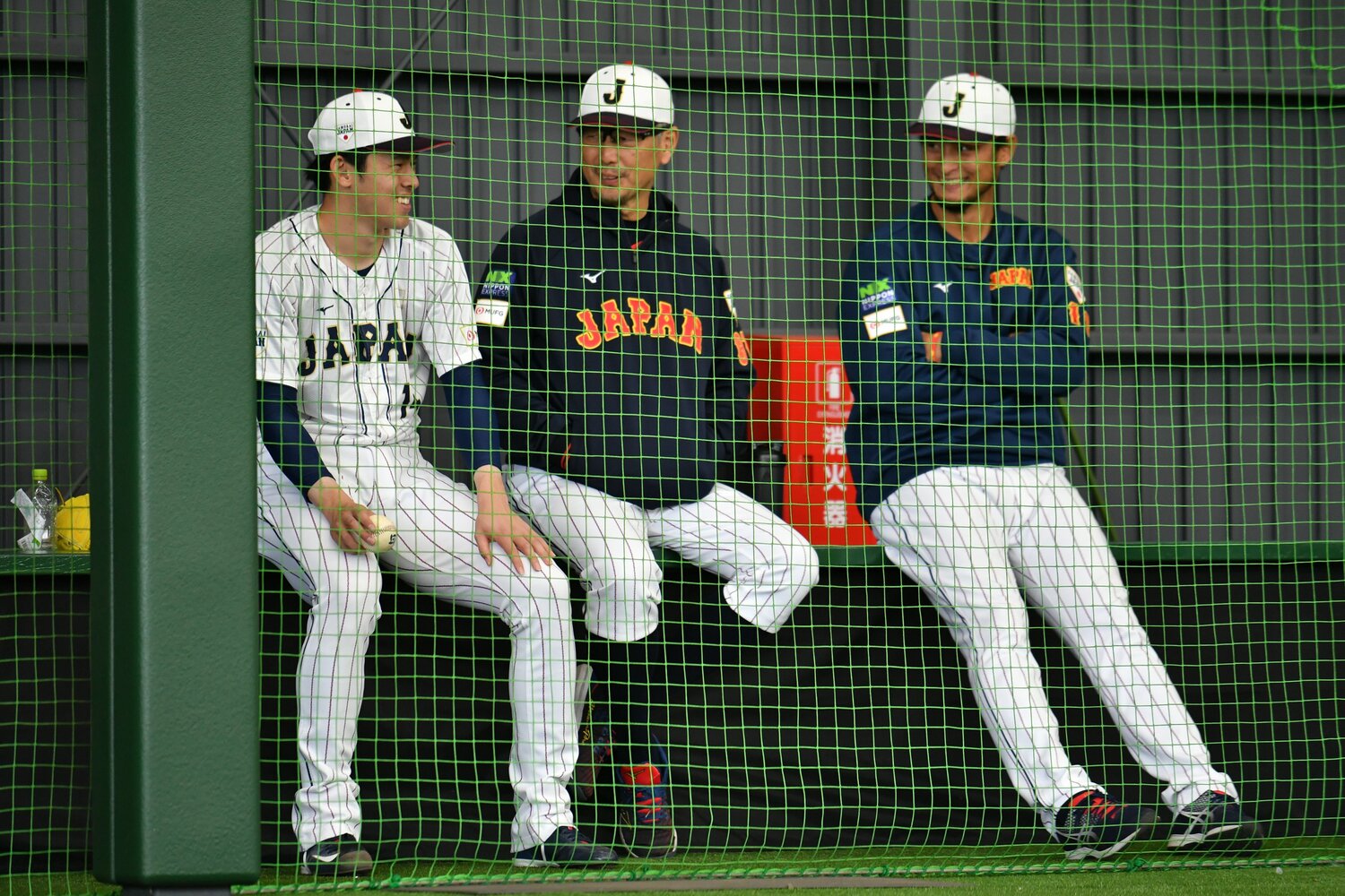 宮崎合宿から参加したダルビッシュ有(右)を交え、佐々木朗希と言葉をかわす吉井監督 ©︎Hideki Sugiyama