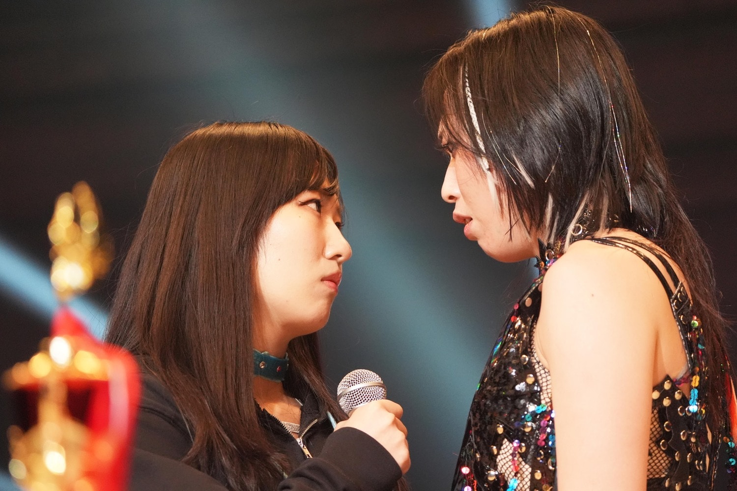 上谷沙弥に対戦を要求する玖麗さやか。2月7日、大阪府立体育会館　©Essei Hara