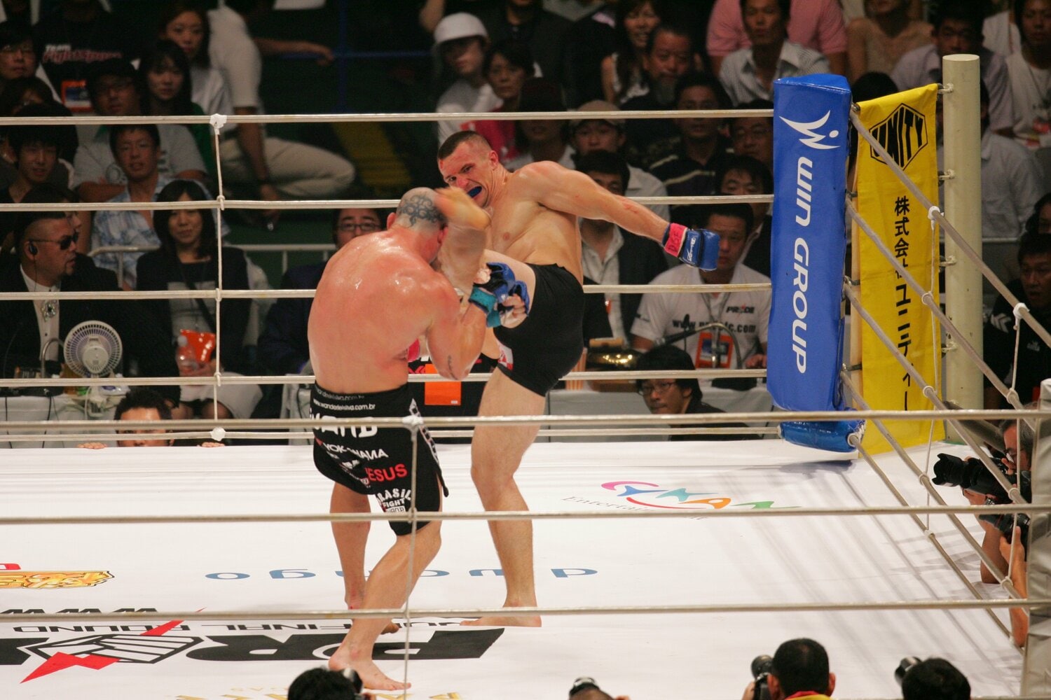 2006年のPRIDE無差別級グランプリ準決勝、ヴァンダレイ・シウバを左ハイキックで仕留めたミルコ・クロコップ　©Toshiya Kondo