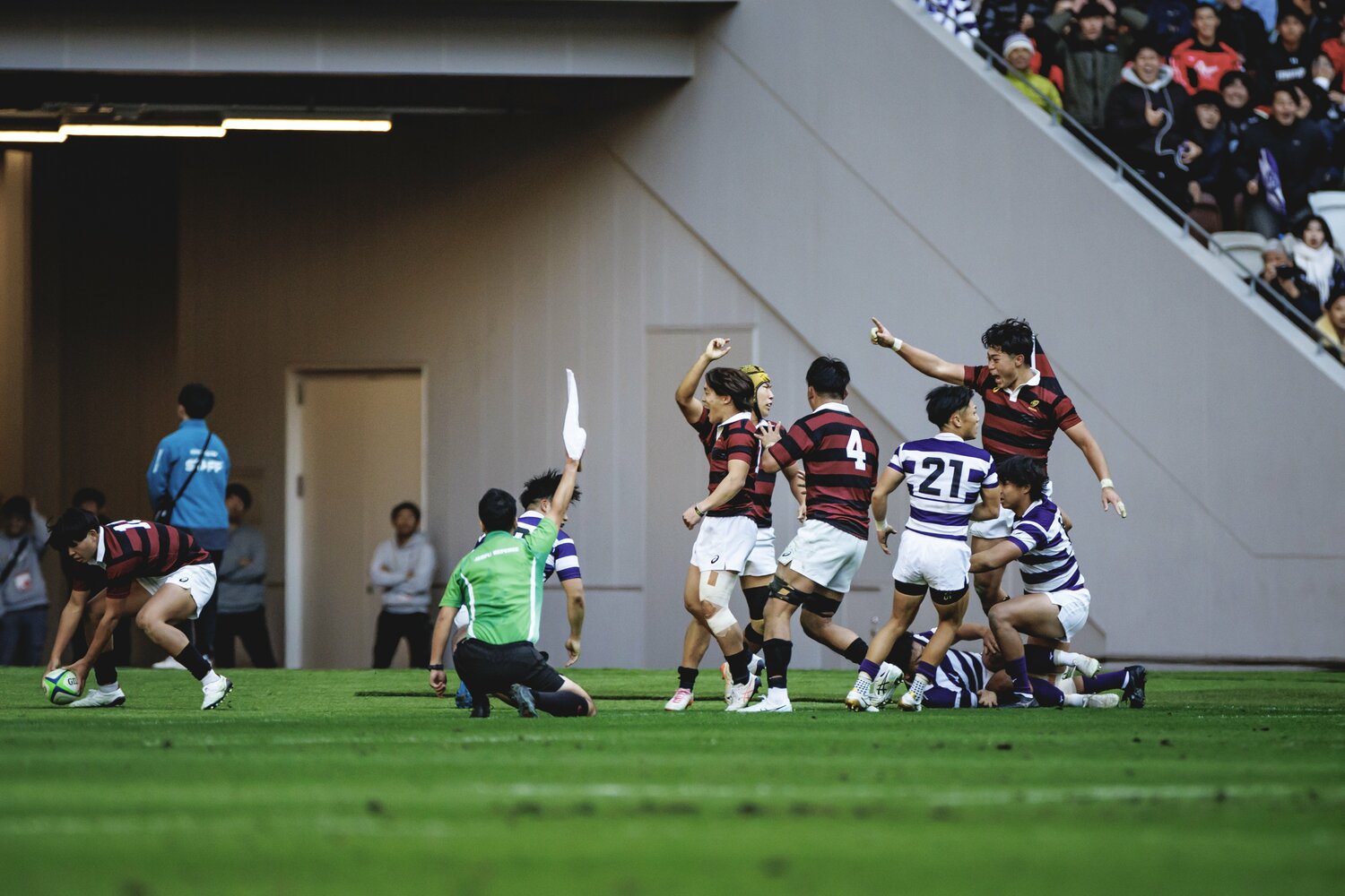 逆転を狙う明治は日本代表合宿に参加したWTB海老澤琥珀（2年）までボールを回したが、最後は早稲田のSO服部亮太とWTB田中健想（ともに1年）が2人かがりでピッチの外に押し出された　©︎Kiichi Matsumto