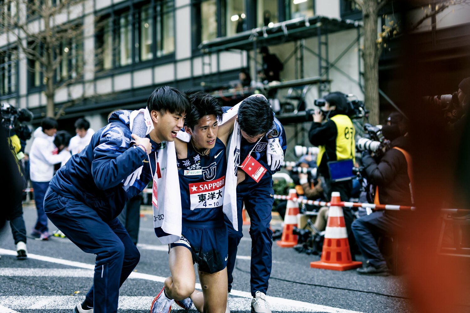 アンカーの薄根をゴールで出迎える石田。後輩に重圧をかけてしまった申し訳なさもあったという　©︎Kiichi Matsumoto