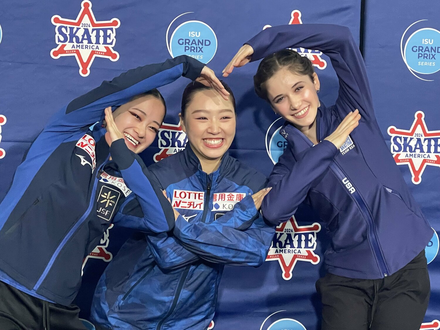 3人でハートマークをつくる渡辺、樋口、レヴィト ©Akiko Tamura