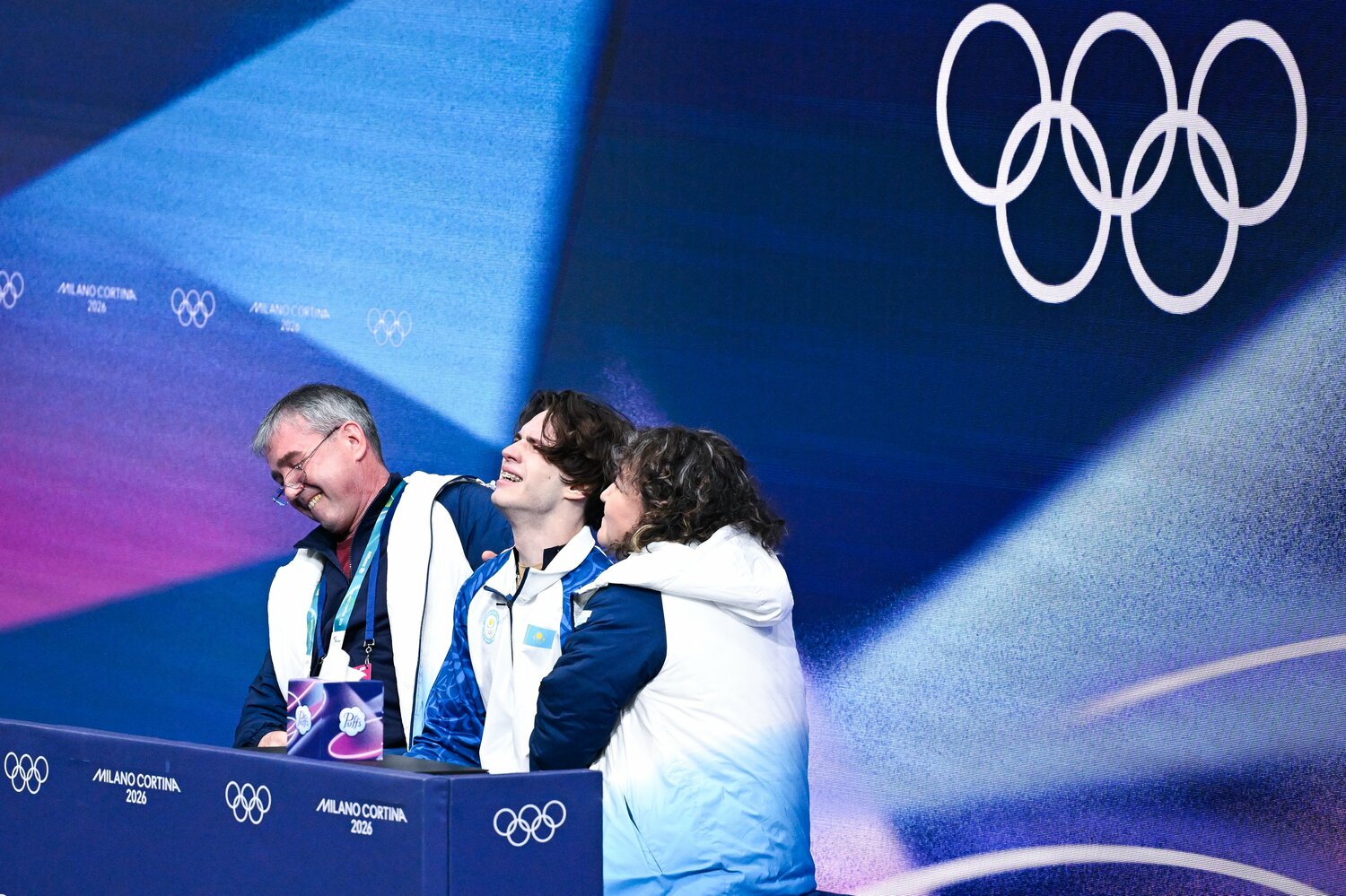 シャイドロフの隣に座る男性がウルマノフ　©Asami Enomoto／JMPA