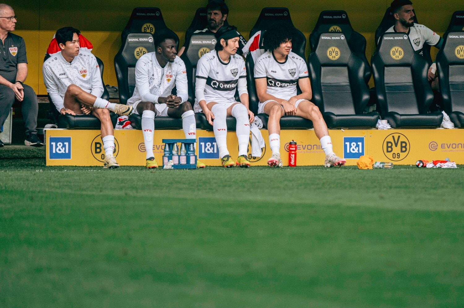 ベンチから戦況を見つめる原口元気　©︎Taisei Iwamoto