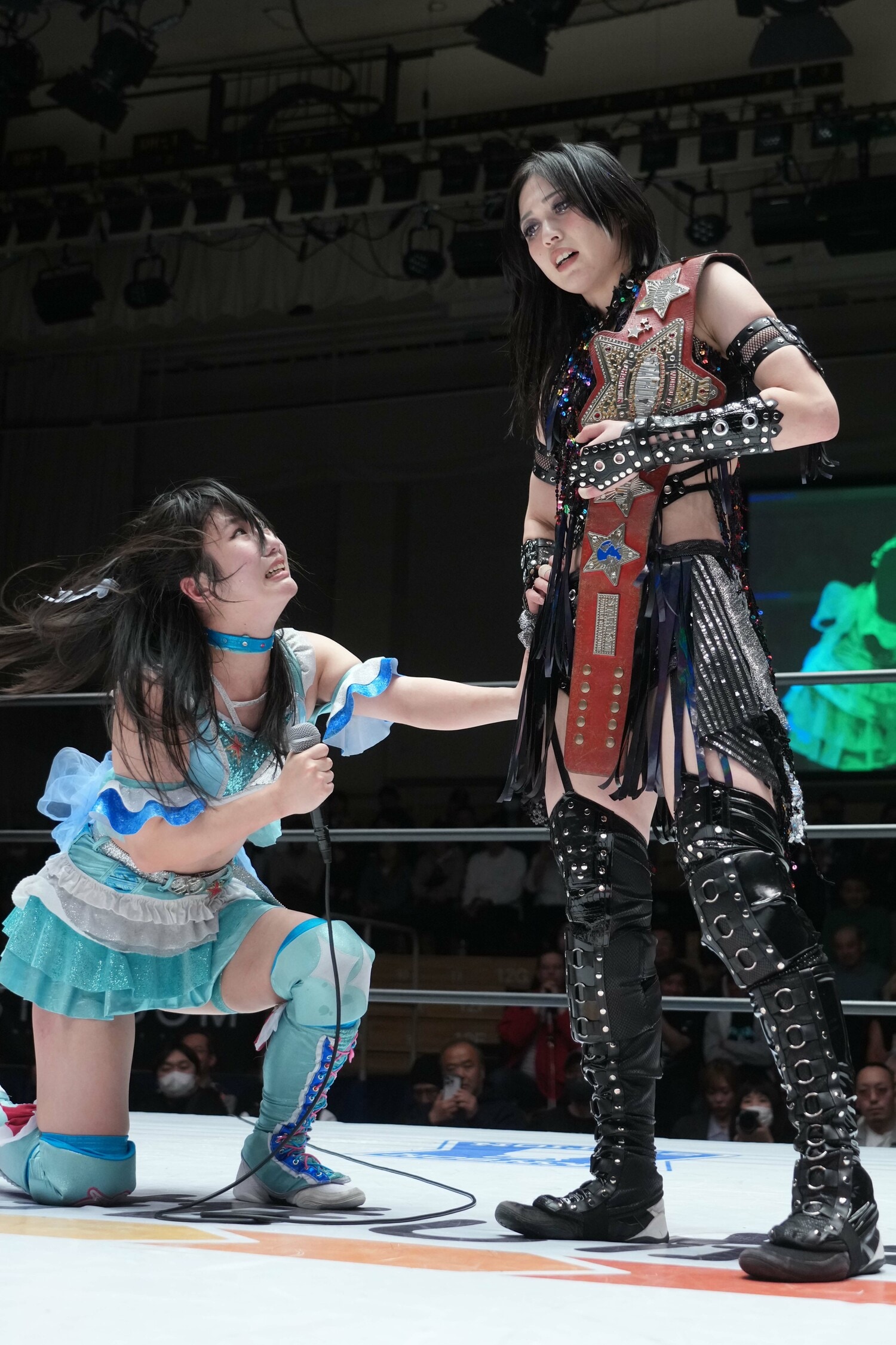 上谷沙弥に食らいつく玖麗さやか。4月8日、後楽園ホール　©Essei Hara