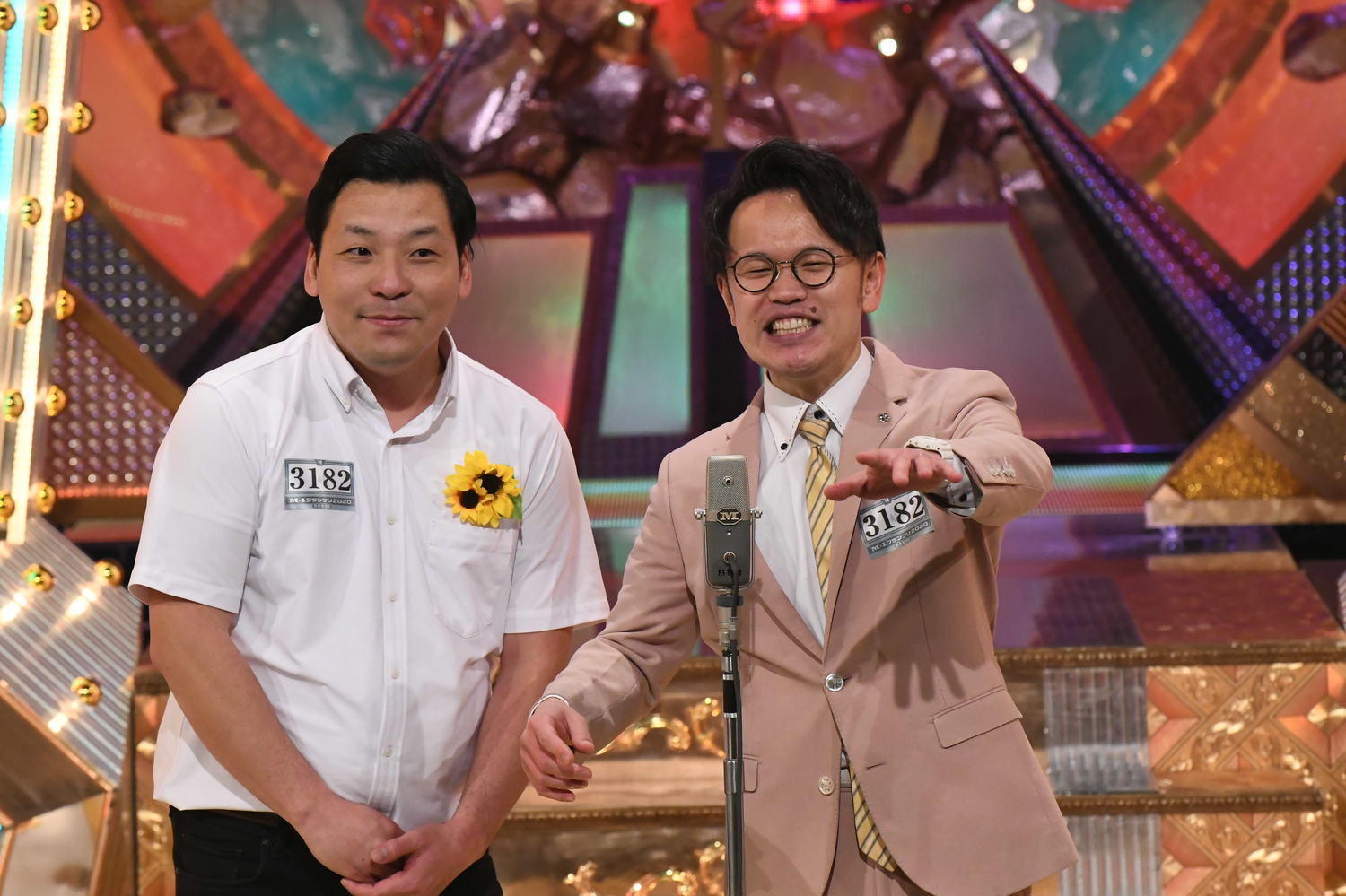 エントリーナンバーのシールを貼ったまま決勝の舞台に立った　©M-1グランプリ事務局