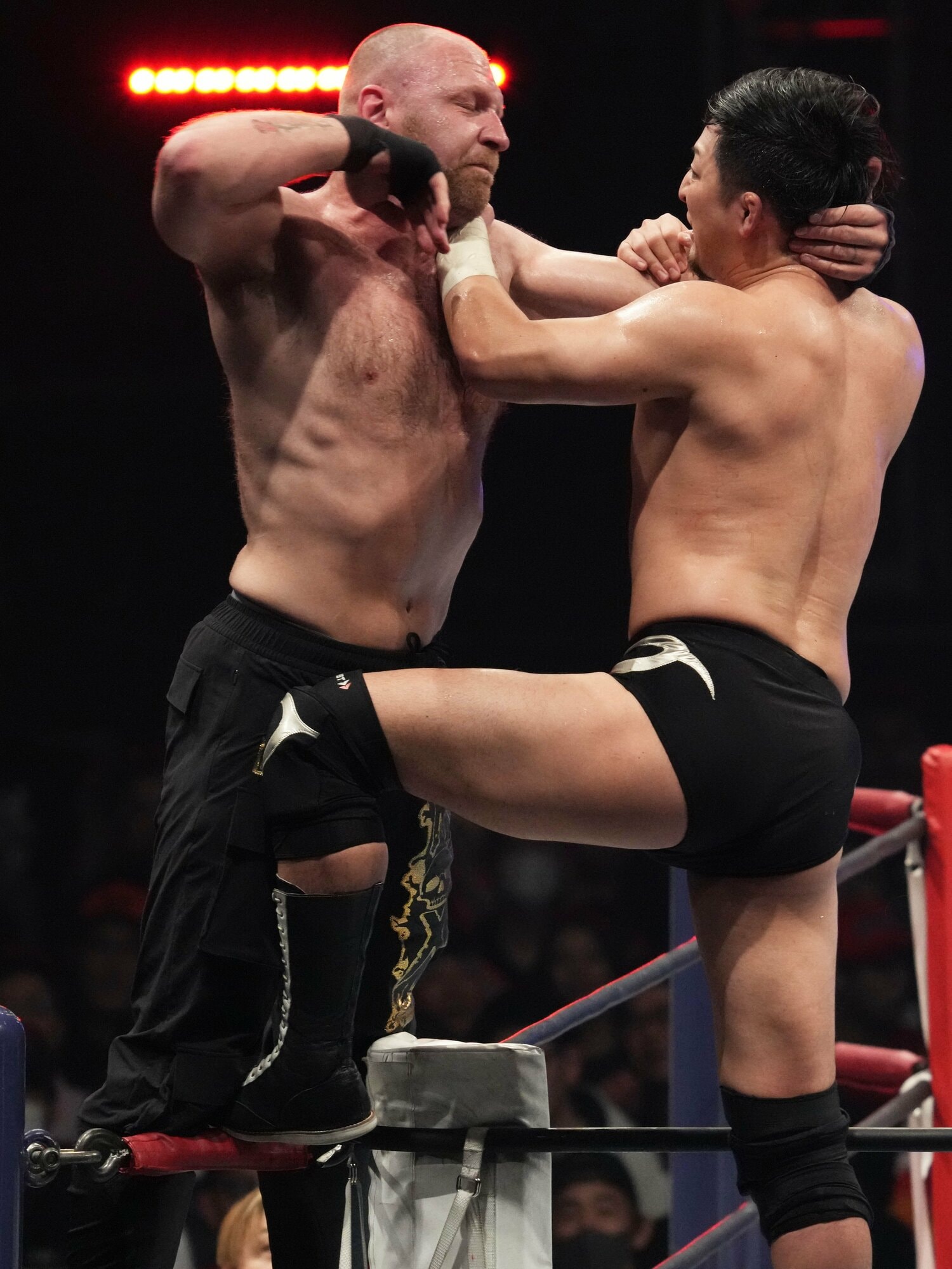 コーナーで成田蓮とやり合うジョン・モクスリー　©Essei Hara