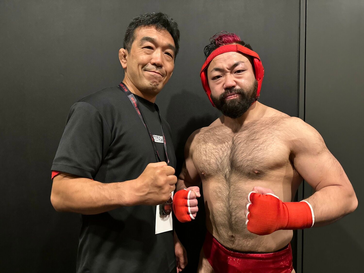 “胸毛ニキ”の愛称もついた八須とセコンドを務めた中井祐樹氏　©Norihiro Hashimoto