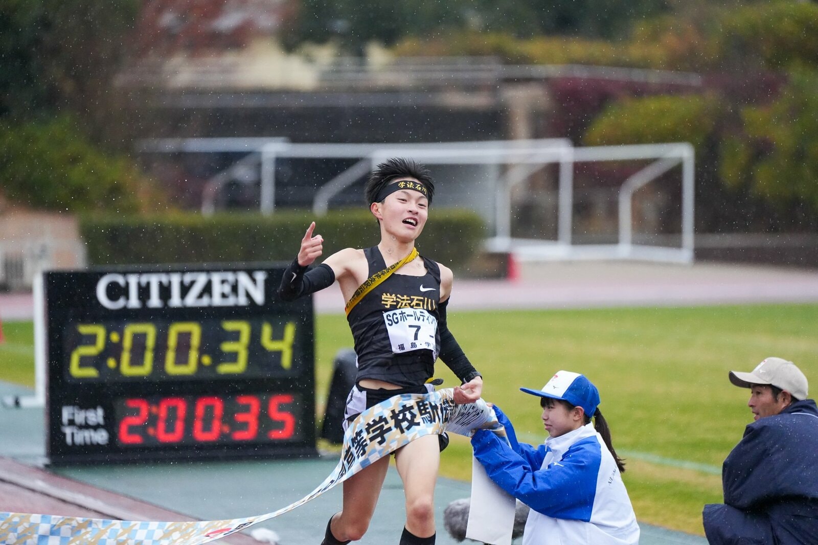 ゴールテープを切る美沢央佑（1年）　photograph by Satoshi Wada