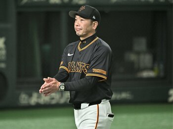 「巨人・阿部野球は何が変わった？」原監督時代はあり得ない阿部慎之助監督の“逃げ切りプラン”…捕手・小林誠司に代打を送らなかったワケ＜Number Web＞ photograph by Hideki Sugiyama