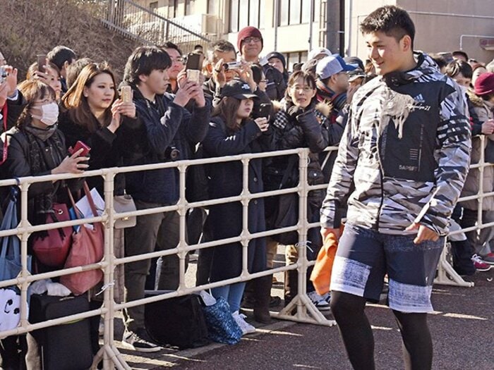 日本ハムが悩むファンサービスの形。選手も感情を持つ1人の人間である。＜Number Web＞ photograph by Kyodo News