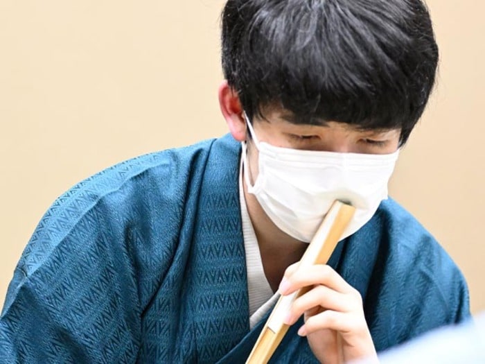 新名人・藤井聡太七冠を羽生善治52歳、谷川浩司61歳ら“永世名人資格の大棋士”はどう見てる?「子供に大きな夢を」「強さの源は…」<Number Web> photograph by Keiji Ishikawa