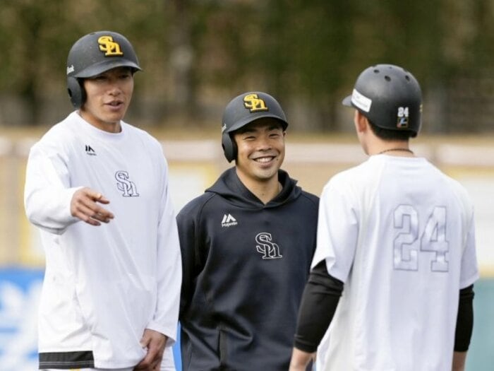 ソフトバンクで異例人事「“32歳の元高校教師”がコーチに…」あの近藤健介から突然のDM「えっ、本物？」異色の野球YouTuber・菊池拓斗とは何者か＜Number Web＞ photograph by KYODO