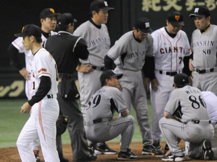 「ヘルメット破壊で場内騒然」フルイニング出場中の阪神・金本知憲に頭部死球…巨人・木佐貫洋に“鉄人”が放った仰天の一言「次にオレと対戦する時は…」＜Number Web＞ photograph by KYODO