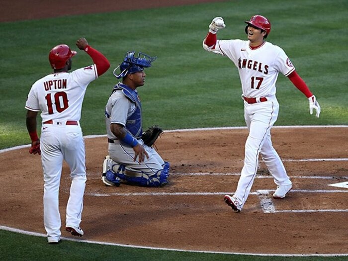 大谷翔平“自己最長143m決勝17号”にMLB公式「オーマイガー」 監督も「いつも楽しんでいる」と喜ぶ“笑顔の超才能”＜Number Web＞ photograph by Getty Images