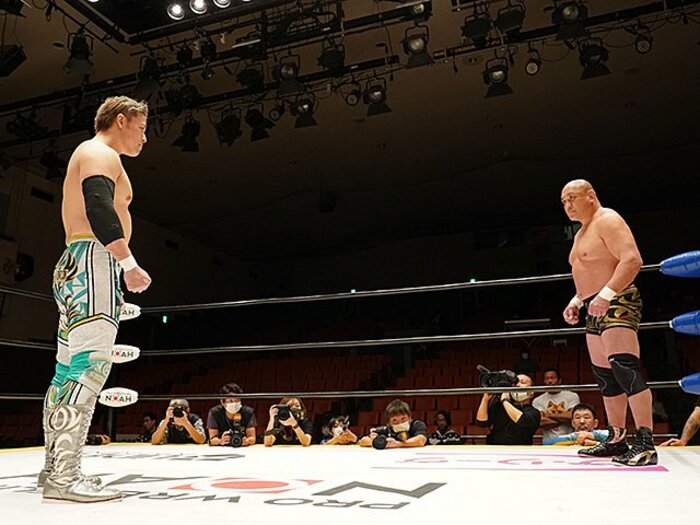 コロナ戦時下での異様なにらみ合い。無観客プロレスのこれからを考える。＜Number Web＞ photograph by Essei Hara