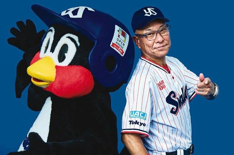 スワローズの池山隆寛監督とつば九郎の貴重な2ショット ／ photograph by Kenta Yoshizawa