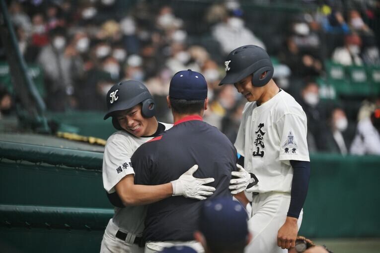 準々決勝でホームランを放った下川邊を抱擁する尾崎監督　©Hideki Sugiyama