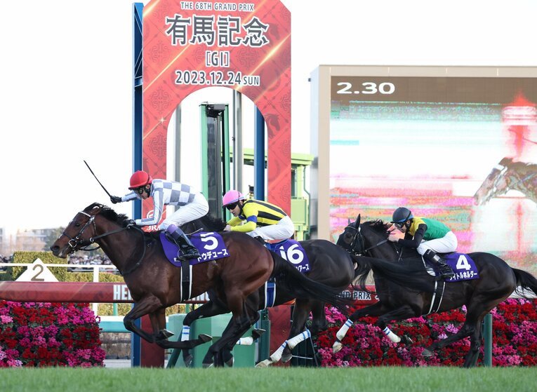 ゴールの瞬間、鞭を握った右手を突き上げる武豊　©JIJI PRESS