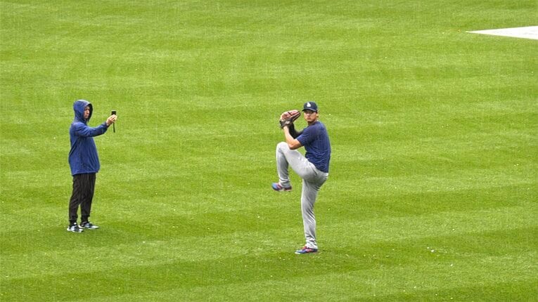 ナショナルズ戦を前に、雨の中でトレーニングに励む大谷。この後、8歳の野球少年に心温まるファンサービスを…（写真は右に続きます）　©Naoyuki Yanagihara