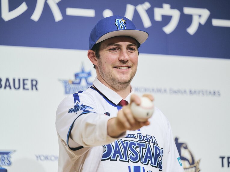 ボールを手にするバウアー　©Yuki Suenaga