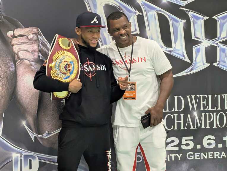 試合後、父ブライアン・ノーマン・シニアと喜びを分かち合うノーマン（5枚目／全8枚） ©Number Web