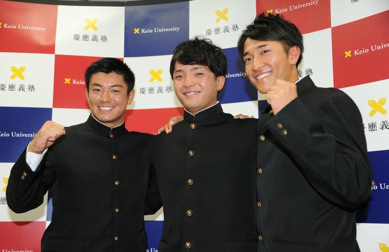 ドラフト会議で指名を受けた慶大（左から）楽天3位の津留崎大成投手、中日4位の郡司裕也捕手、ソフトバンク5位の柳町達　©JIJI PRESS