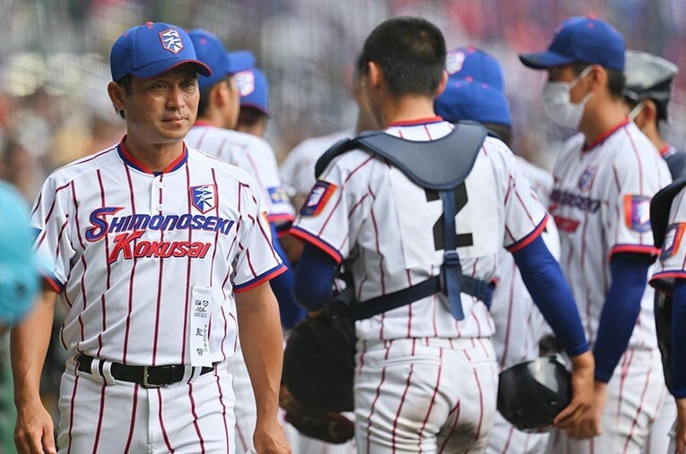 昨夏の甲子園、下関国際を準優勝に導いた坂原秀尚監督 ／ photograph by Hideki Sugiyama
