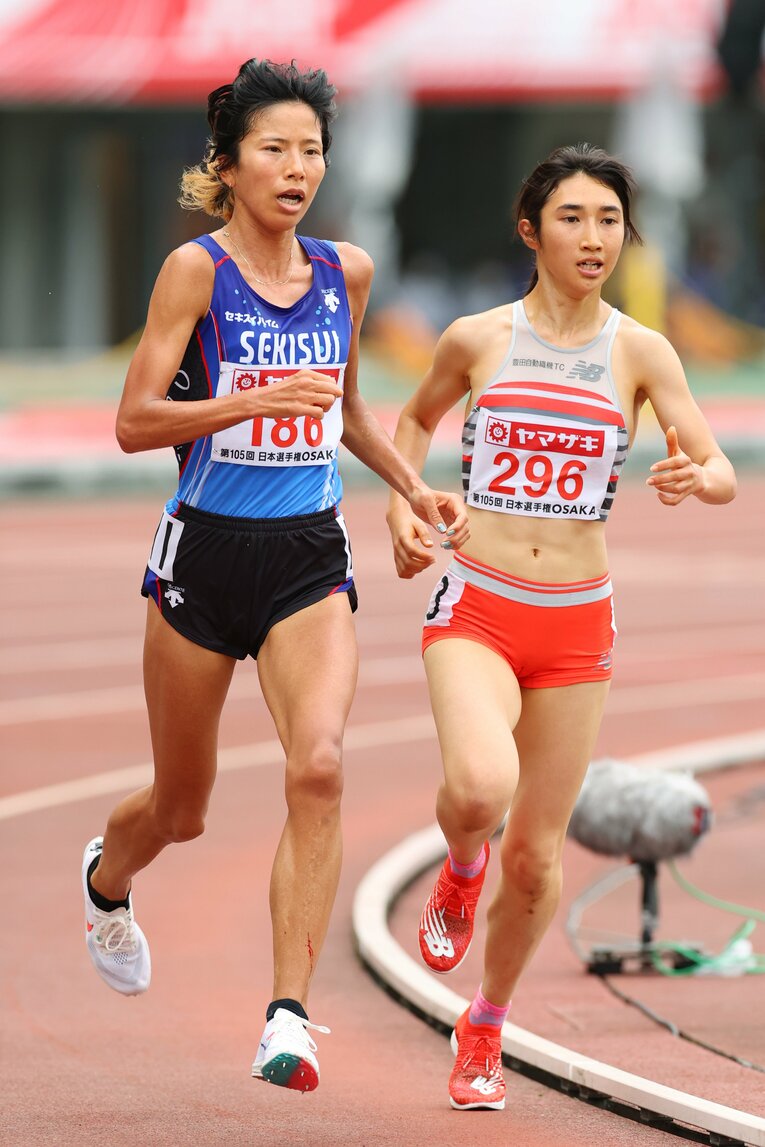 6月の日本選手権5000m。田中希実（右）を振り切り、廣中璃梨佳に次ぐ2位でゴールした新谷。レース後、履いていた白いナイキのシューズを観客席に投げ入れた　©AFLO