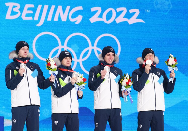 北京五輪の男子団体では次男・ツェネ（左から2人目）と長男・ぺテル（右端）がともに銀メダリストに　©Getty Images