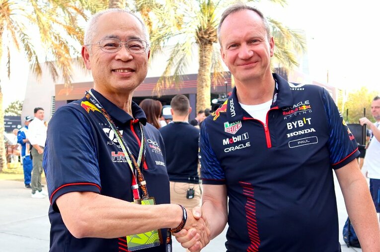 開幕戦バーレンGPを訪れ、レッドブルのチーフエンジニア、ポール・モナハンと挨拶を交わす浅木氏（左） ／ photograph by Masahiro Owari
