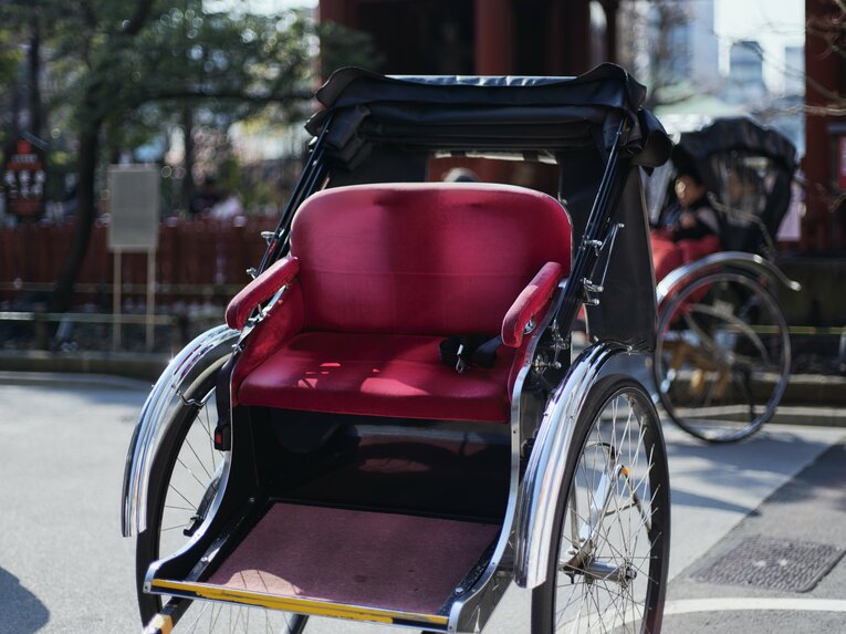 【人力車でバーチャル浅草さんぽ】元ラグビー日本代表…ムキムキの児玉健太郎さんが引く人力車で浅草を回った気になれる！　人力車夫のお仕事風景を見る　©︎Yuki Suenaga